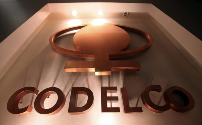 Fotografía de archivo del detalle del logotipo de la estatal chilena Codelco, la mayor cuprífera del mundo. EFE/Felipe Trueba
