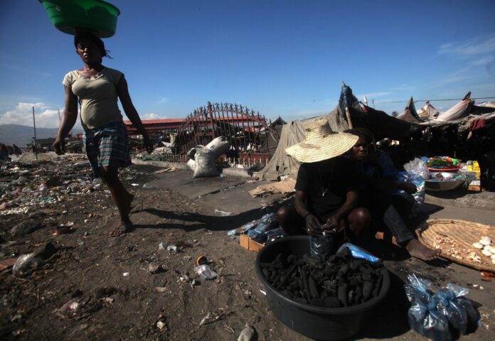 Fotografía de archivo de mujeres que comercializan carbón en un mercado de Puerto Príncipe (Haití). EFE/Orlando Barría
