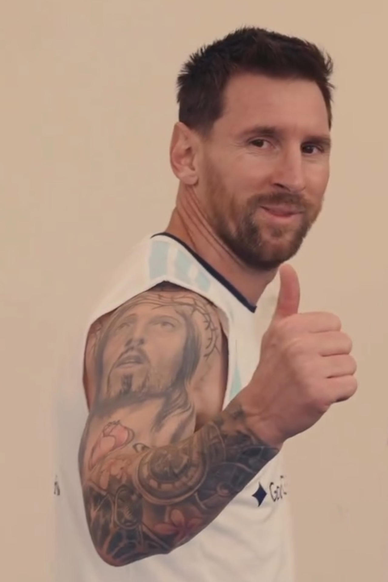 Captura de pantalla tomada del perfil oficial de instagram de Lionel Messi, capitán y figura del seleccionado argentino @leomessi que muestra a Messi reaccionando durante un entrenamiento en el gimnasio este miércoles, en Kansas City (Estados Unidos). Messi, capitán y figura del seleccionado argentino, celebró su cumpleaños número 39 junto a sus compañeros de equipo en el marco del Mundial 2026 y publicó luego un vídeo en el que se lo ve entrenando en el gimnasio. EFE/ Captura de Pantalla/ @leomessi