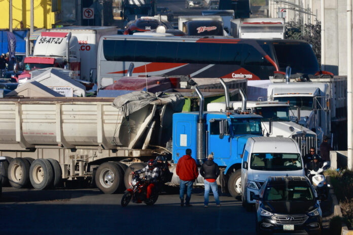 Transportistas bloquean una carretera en Lerma (México). Fotografía de archivo. EFE/Felipe Gutiérrez
