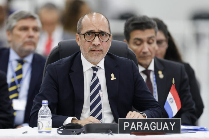 Fotografía de archivo en la que se captó al viceministro de Relaciones Exteriores de Paraguay, Víctor Verdún (c), en Saint John’s (Antigua y Barbuda). EFE/Bienvenido Velasco
