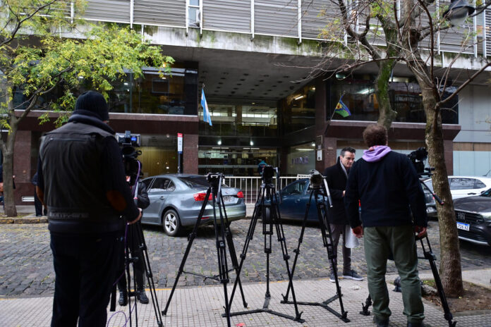 Fotografía de archivo, tomada el pasado 9 de junio, en la que se captó a un grupo de periodistas frente a los Tribunales de San Isidro, durante una de la audiencias por la muerte del legendario futbolista argentino Diego Armando Maradona, en Buenos Aires (Argentina). EFE/Matías Campaya

