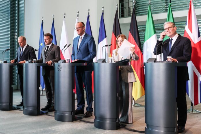 Berlín, 24 jun (EFE).- Los líderes de Alemania, Francia, el Reino Unido, Italia y Polonia mostraron este miércoles su compromiso con el fortalecimiento del pilar europeo de la OTAN y con el incremento del gasto en defensa de cara a la cumbre de la Alianza Atlántica que tendrá lugar en julio en Ankara. EFE/EPA/FILIP SINGER
