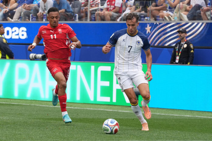 Dan Ndoye (i) de Suiza disputa el balón con Amar Dedic (d) de Bosnia y Herzegovinaen el estadio SoFi en Los Ángeles (Estados Unidos). EFE/ Omar Alonso
