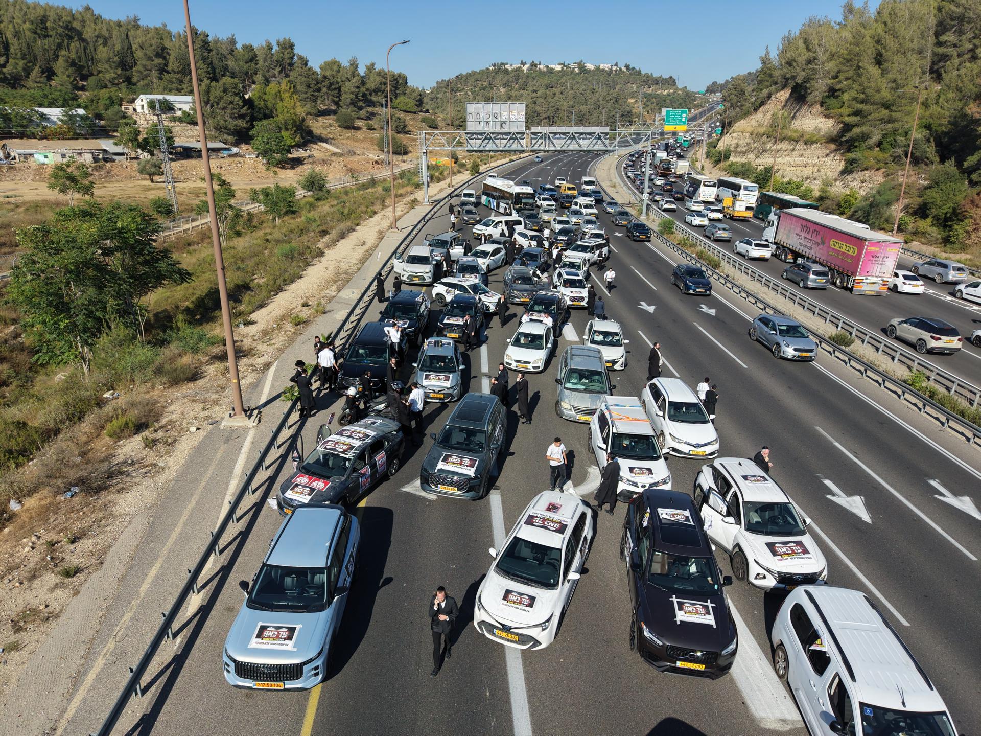 Protesta de judíos ultraortodoxos las carreteras de entrada a Jerusalén. EFE/EPA/ABIR SULTAN EPA
