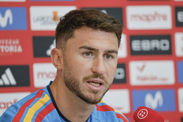 El defensa de la selección española Aymeric Laporte durante una rueda de prensa ofrecida tras el entrenamiento del conjunto este miércoles en Chattanooga (Estados Unidos), para preparar el partido de la fase del grupo H del Mundial del próximo sábado ante Uruguay. EFE/Lavandeira Jr
