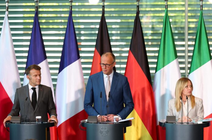 El canciller alemán Friedrich Merz (c), el presidente francés, Emmanuel Macron (izda), y la primera ministra italiana, Giorgia Meloni, en rueda de prensa en Berlín. EFE/EPA/FILIP SINGER
