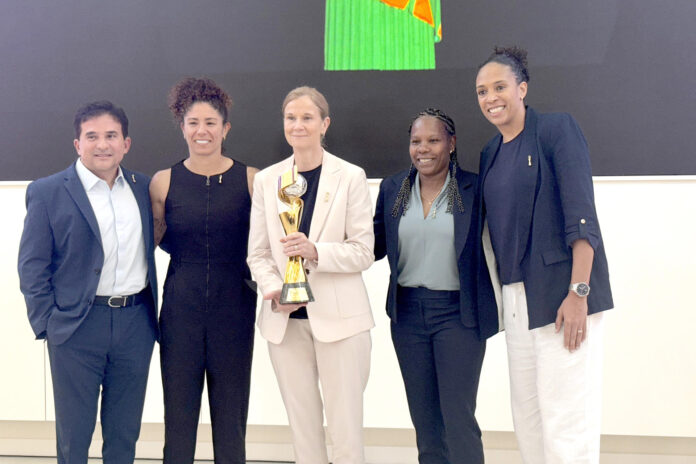 De izquierda a derecha el ministro de Deportes de Brasil, Paulo Henrique Cordeiro; la futbolista brasileña, Cristiane; la máxima responsable de fútbol de la FIFA, Jill Ellis; la exfutbolista brasileña, Formiga, y la directora ejecutiva de Legado y Relaciones Institucionales del Mundial, la excapitana de la selección de Brasil, Aline Pellegrino, posan durante un evento este miércoles en el Museo de la FIFA, en la torre de la Libertad de Miami, Florida (EE.UU.). EFE/Pablo Urbón
