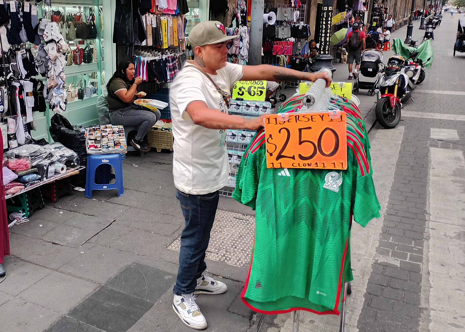 Personas venden productos en una calle este martes, en Ciudad de México (México). EFE/ Eduardo Guerra