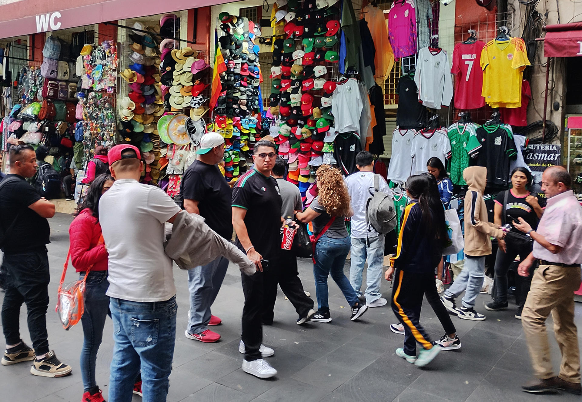 Personas por una calle comercial este martes, en Ciudad de México (México). EFE/ Eduardo Guerra