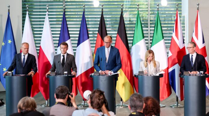 Berlín, 24 jun (EFE).- Alemania, Francia, Italia, Reino Unido y Polonia se comprometieron este miércoles a reforzar el pilar europeo de la OTAN ante las constantes críticas del presidente de EE.UU., Donald Trump, una promesa que quieren reiterar en la cumbre de la Alianza Atlántica en julio en Ankara, donde también quieren fortalecer su apoyo a Ucrania frente a la agresión rusa. EFE/EPA/FILIP SINGER
