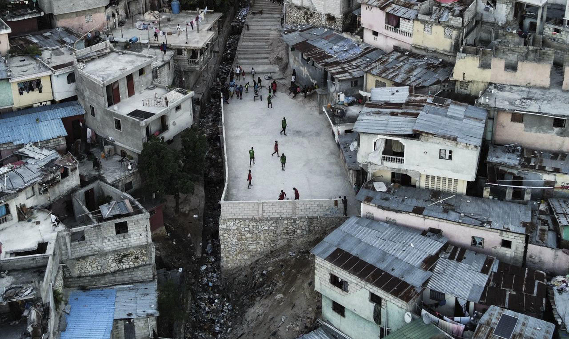 Vista de jóvenes jugando al fútbol en Puerto Príncipe. Veinte años antes de que Diego Maradona diese positivo por efedrina en el Mundial de Estados Unidos (1994), Ernst Jean-Joseph, considerado como el Beckenbauer haitiano, protagonizó en el de Alemania Federal (1974) el primer caso de dopaje en la historia de los Mundiales. EFE/Patrice Noel
