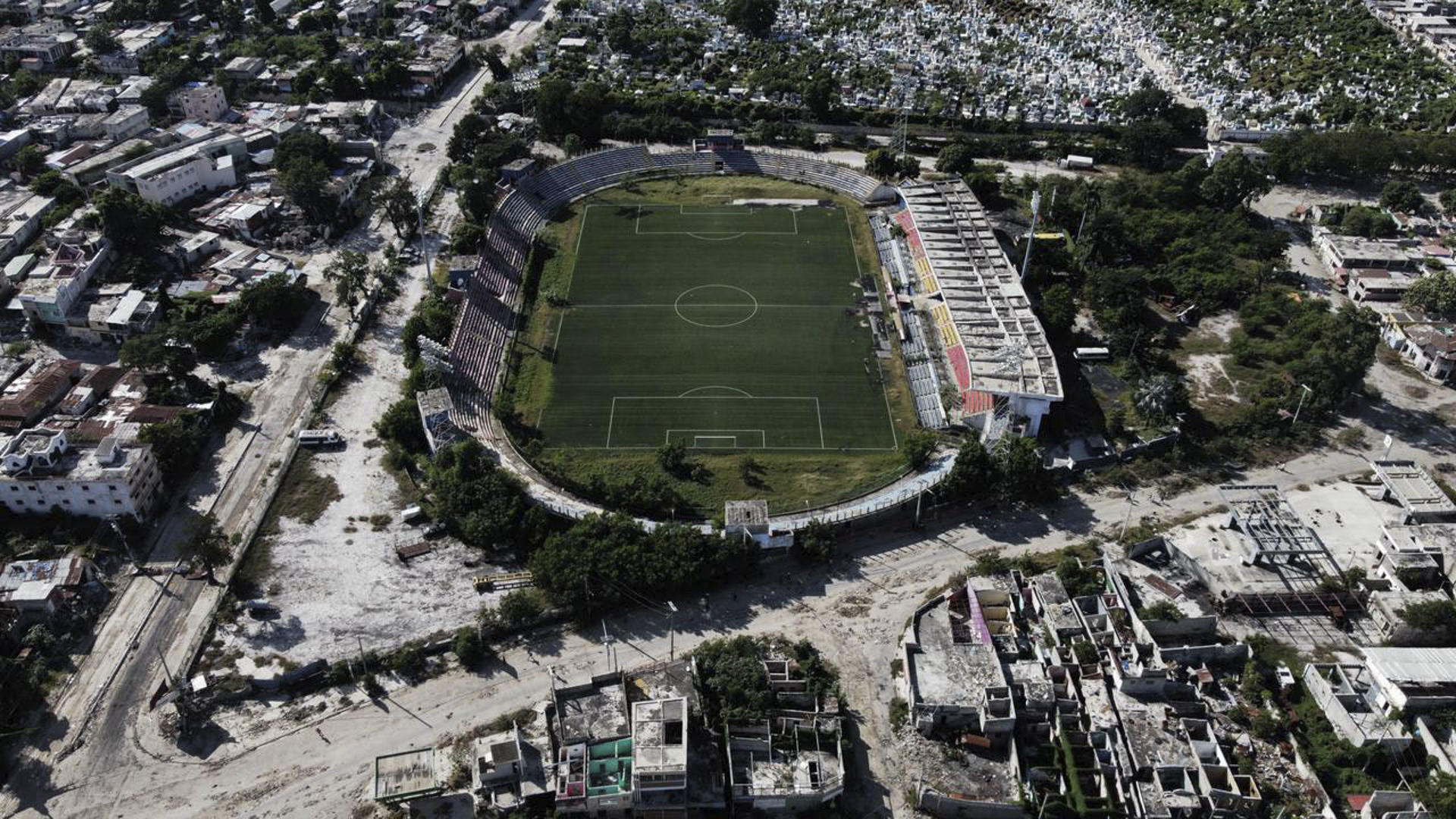 Estadio Sylvio Cator, donde juega sus partidos la selección de Haití. Veinte años antes de que Diego Maradona diese positivo por efedrina en el Mundial de Estados Unidos (1994), Ernst Jean-Joseph, considerado como el Beckenbauer haitiano, protagonizó en el de Alemania Federal (1974) el primer caso de dopaje en la historia de los Mundiales. EFE/Patrice Noel
