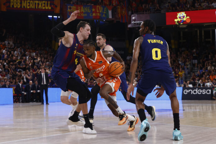 El escolta del Valencia Basket Jean Montero (c) lucha con Vesely (i), base del Barcelona, durante el cuarto partido de la final de la Liga Endesa disputado entre Barcelona y Valencia Basket, este miércoles en el Palau Blaugrana. EFE/Quique García
