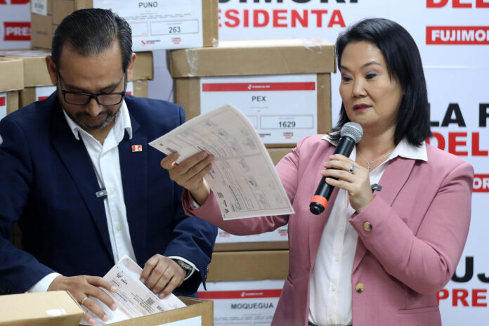 La candidata derechista Keiko Fujimori, ganadora de la segunda vuelta de las elecciones presidenciales de Perú, muestra las actas y aseguró que espera que en los próximos días el Jurado Nacional de Elecciones proclame oficialmente los resultados para comenzar a componer su gobierno, este miércoles en Lima (Perú). EFE/ Paolo Aguilar
