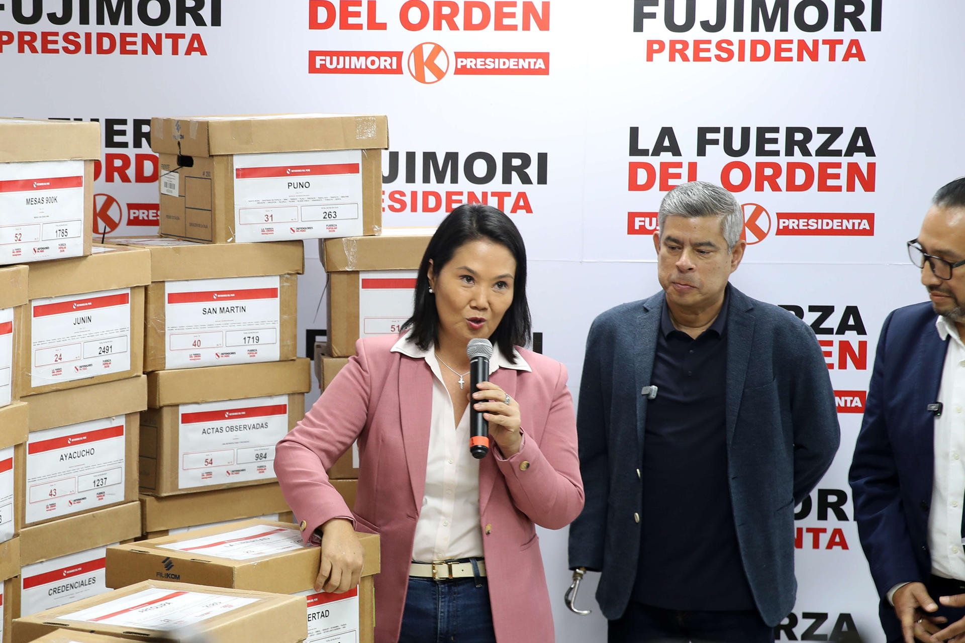 La candidata derechista Keiko Fujimori, ganadora de la segunda vuelta de las elecciones presidenciales de Perú, muestra las actas y aseguró que espera que en los próximos días el Jurado Nacional de Elecciones proclame oficialmente los resultados para comenzar a componer su gobierno, este miércoles en Lima (Perú). EFE/ Paolo Aguilar
