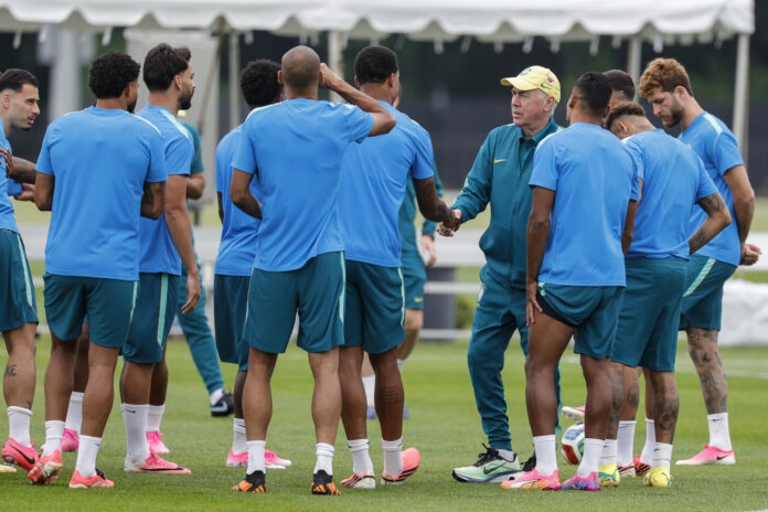 El seleccionador de Brasil, Carlo Ancelotti (c), dirige un entrenamiento en el centro de entrenamiento Columbia Park en Morristown, New Jersey (EEUU). EFE/ Sebastiao Moreira
