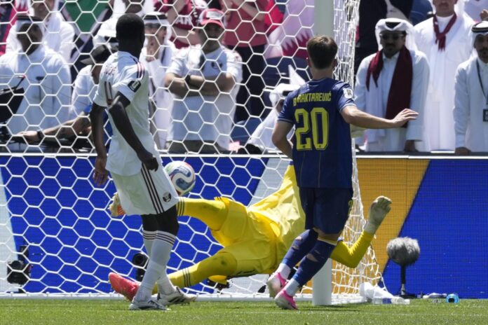 El portero Mahmud Abunada de Catar (C) concede el gol del 2-0 durante el partido de la fase de grupos de la Copa Mundial de la FIFA 2026. EFE/EPA/STEPHAN BRASHEAR
