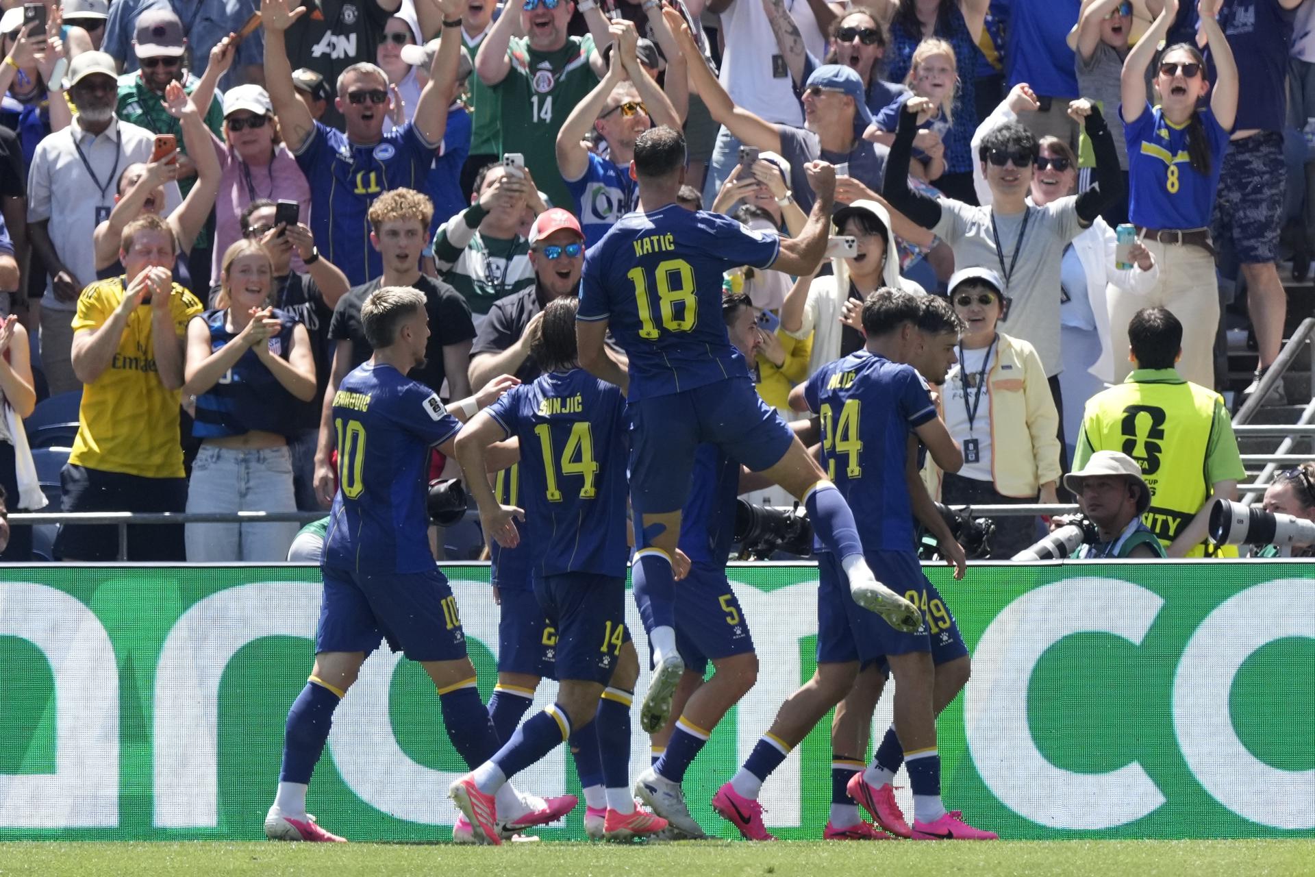 Jugadores de Bosnia y Herzegovina celebran tras marcar el gol de 1-0 durante el partido de la fase de grupos de la Copa Mundial de la FIFA 2026. EFE/EPA/STEPHAN BRASHEAR
