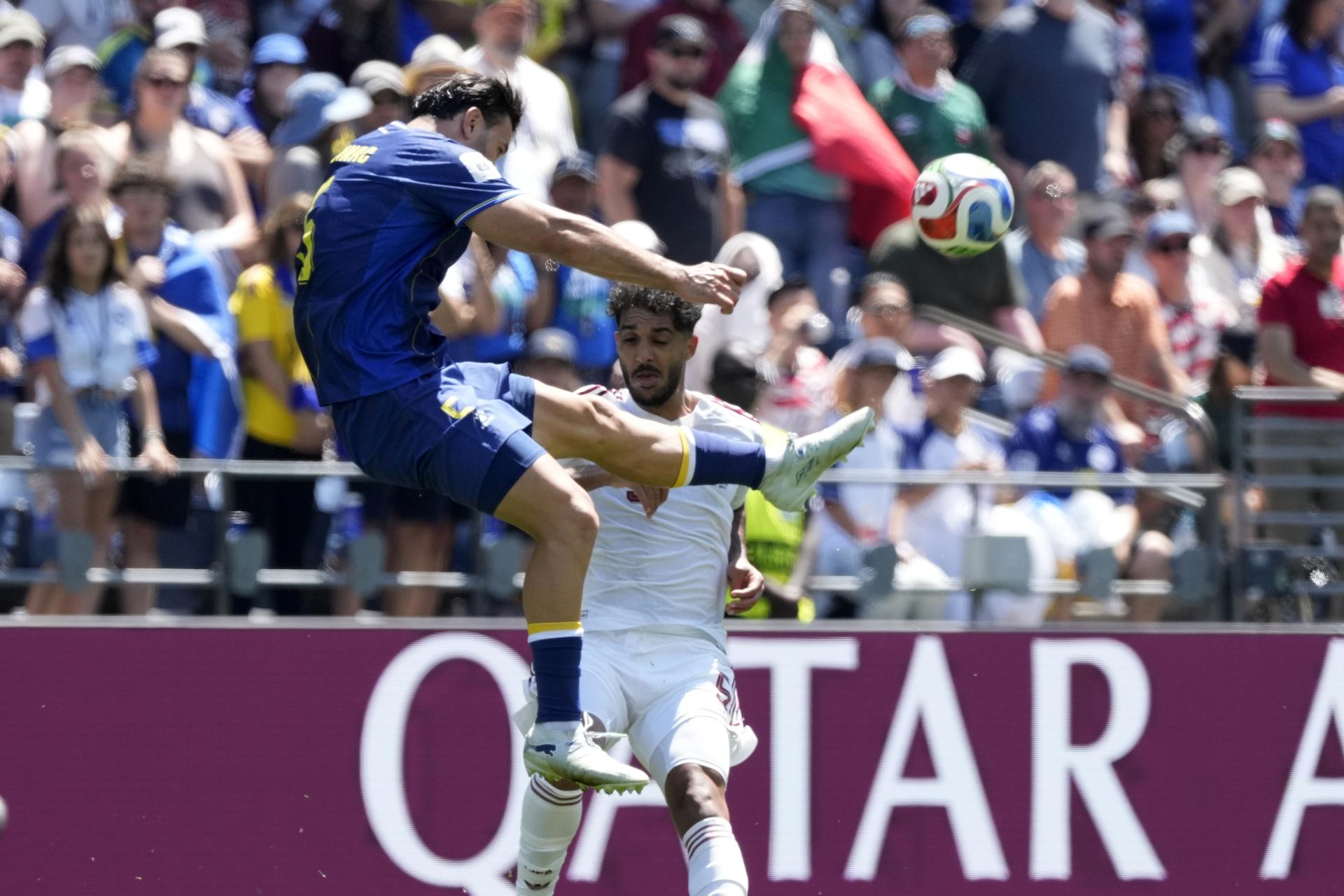 Sead Kolasinac, de Bosnia y Herzegovina, en acción durante el partido de la fase de grupos de la Copa Mundial de la FIFA. EFE/EPA/STEPHAN BRASHEAR
