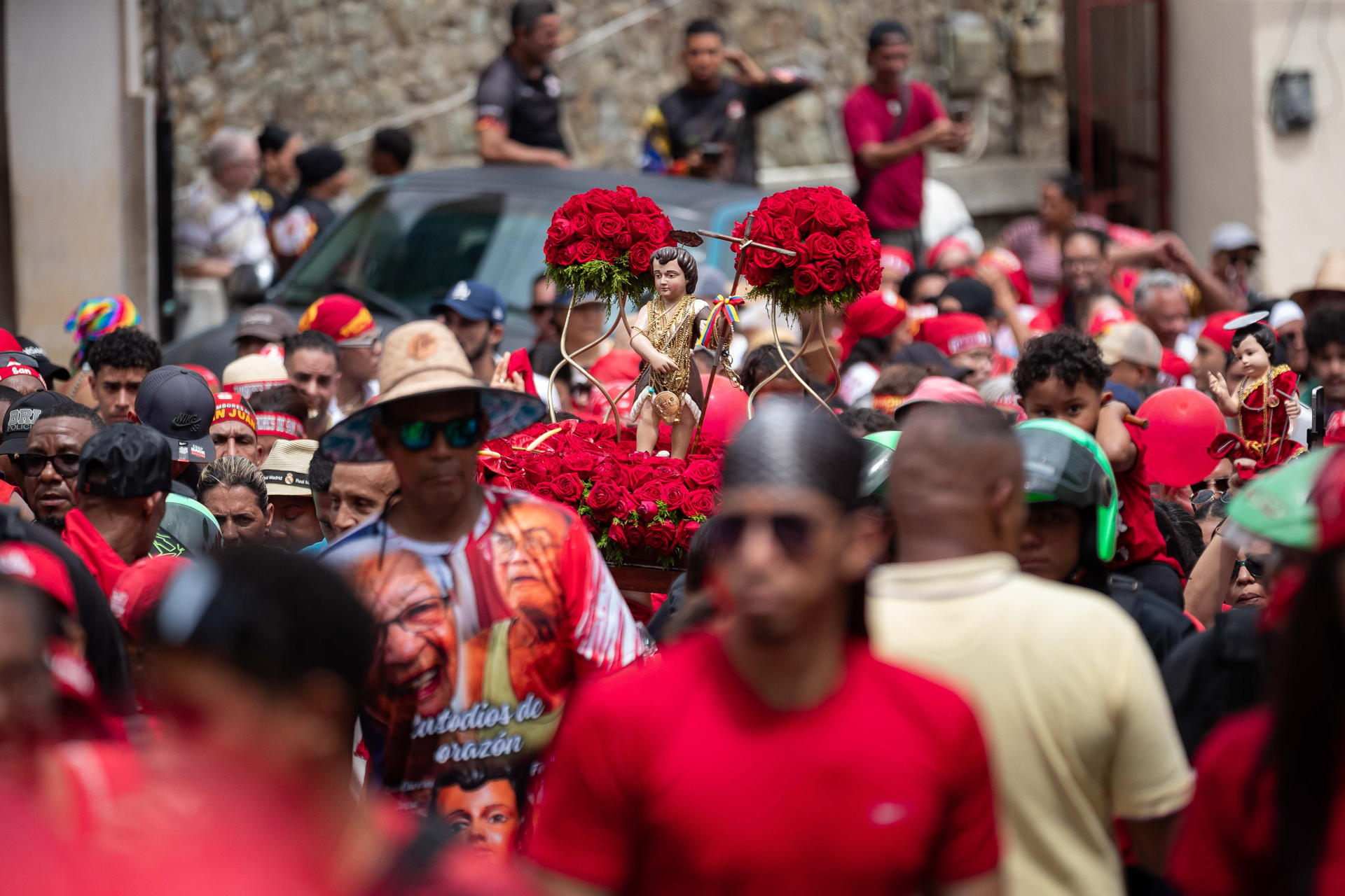 Cientos de personas fueron captadas este 24 de junio durante la procesión de San Juan Bautista, en La Guaira (Venezuela). EFE/Ronald Peña
