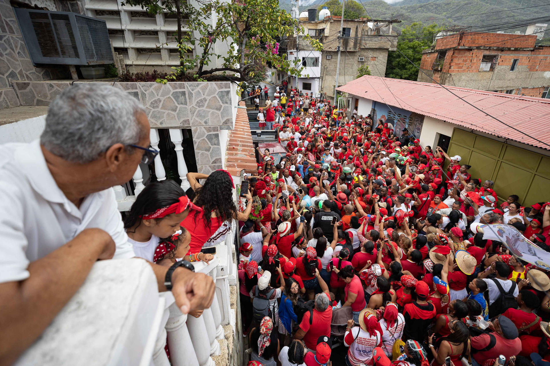 Cientos de personas fueron captadas este 24 de junio durante la procesión de San Juan Bautista, en La Guaira (Venezuela). EFE/Ronald Peña
