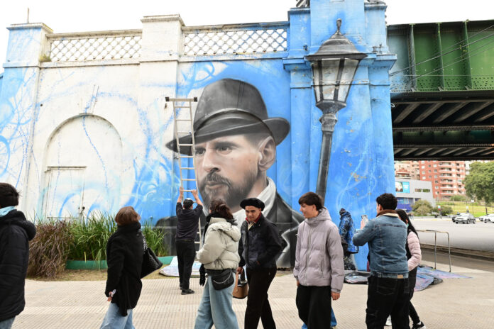 Personas caminan frente a un mural de Lionel Messi, capitán y figura de la selección de Argentina, este miércoles, en el barrio de Palermo, en Buenos Aires. EFE/ Matías Martin Campaya
