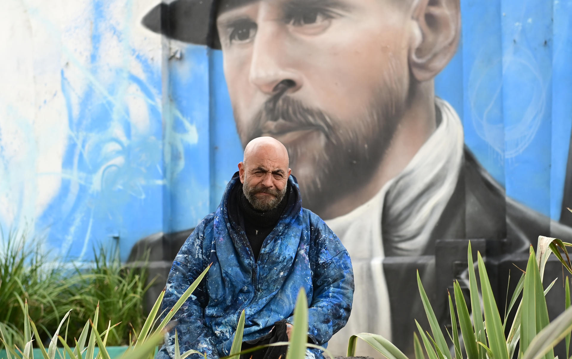 El artista argentino Alfredo Segatori posa frente a un mural de Lionel Messi, capitán y figura de la selección de Argentina, este miércoles en el barrio de Palermo, en Buenos Aires. EFE/ Matías Martin Campaya
