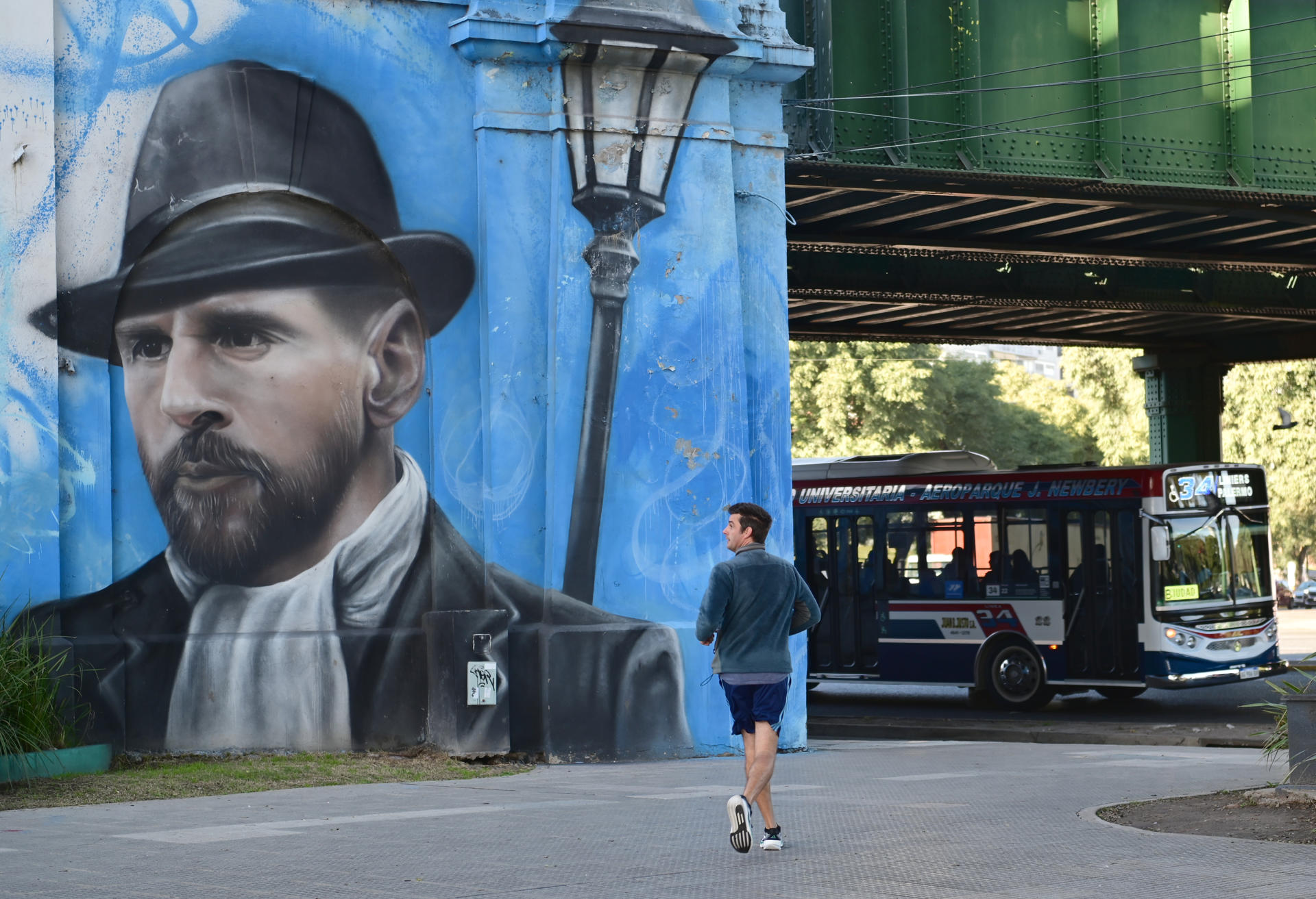 Una persona observa un mural de Lionel Messi, capitán y figura de la selección de Argentina, este miércoles en el barrio de Palermo, en Buenos Aires. EFE/ Matías Martin Campaya
