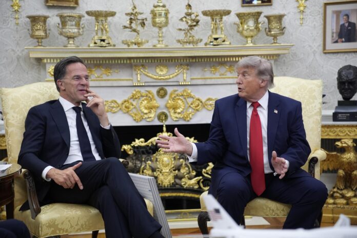 El presidente de Estados Unidos, Donald Trump (d), fue captado este 24 de junio, durante una reunión con el secretario general de la OTAN, Mark Rutte (i), en el Despacho Oval de la Casa Blanca, en Washington DC (EE.UU.). EFE/Yuri Gripas/Poll
