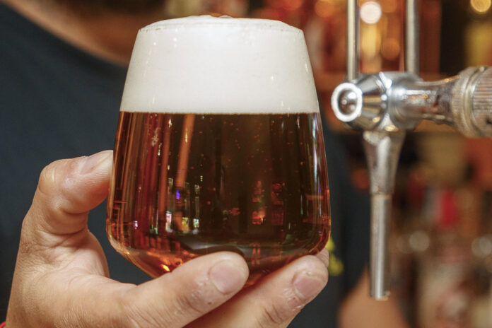 Imagen de archivo de una cerveza. EFE/ Javier Belver
