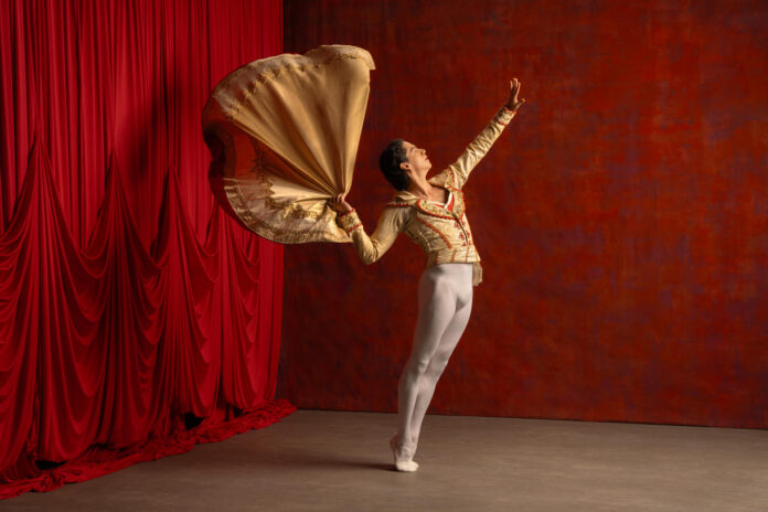Fotografía cedida este 24 de junio por Quinn Wharton donde aparece el bailarín Isaac Hernández, como Basilio, durante un momento del clásico 'Don Quixote'. EFE/Quinn Wharton
