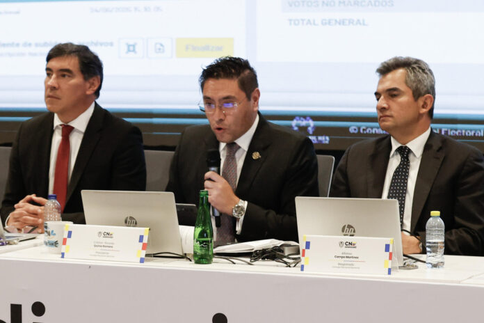 El presidente del Consejo Nacional Electoral, magistrado Cristian Quiroz (C), anuncia a Abelardo de la Espriella como presidente electo de Colombia este miércoles en Bogotá (Colombia). EFE/ Mauricio Dueñas Castañeda
