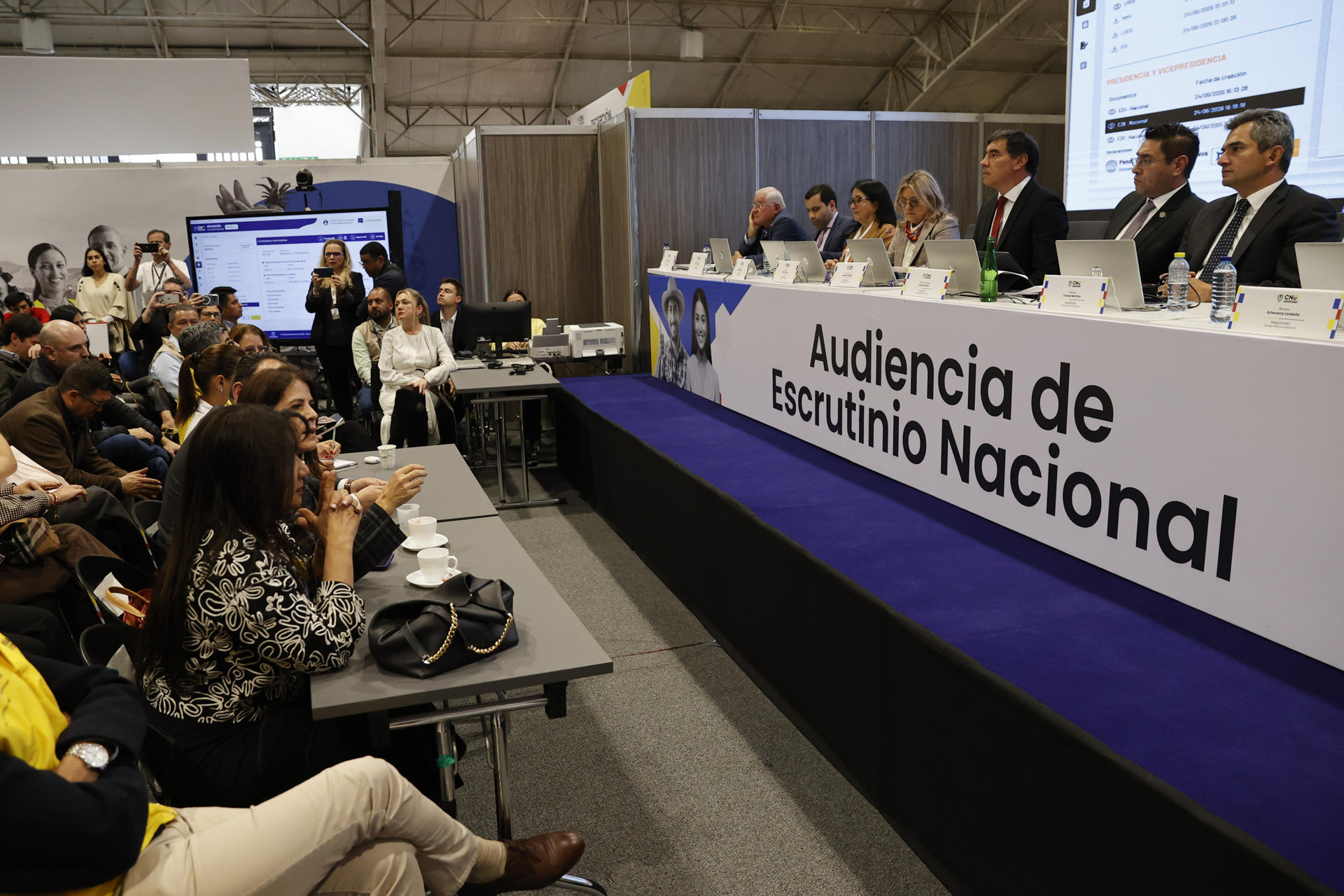 Los magistrados del Consejo Nacional Electoral (CNE) anuncian a Abelardo de la Espriella como presidente electo de Colombia este miércoles en Bogotá (Colombia). EFE/ Mauricio Dueñas Castañeda
