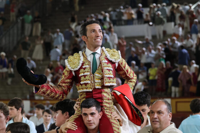 El diestro David de Miranda sale a hombros este miércoles al finalizar el último festejo de la Feria de Badajoz, con reses de la ganadería de Daniel Ruiz. EFE/ Jero Morales

