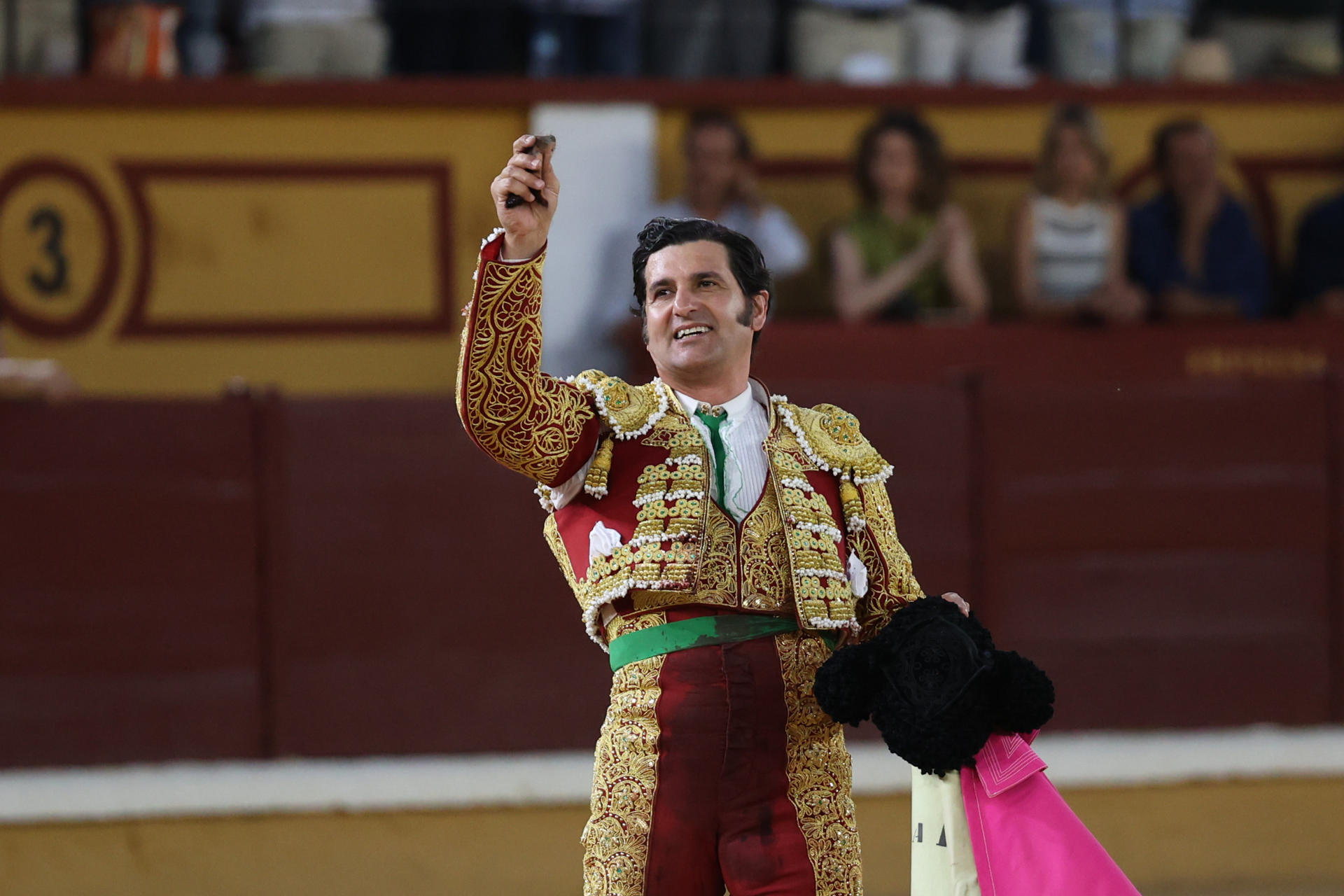El diestro Morante de la Puebla saluda con su trofeo este miércoles durante el último festejo de la Feria de Badajoz, con reses de la ganadería de Daniel Ruiz. EFE/ Jero Morales
