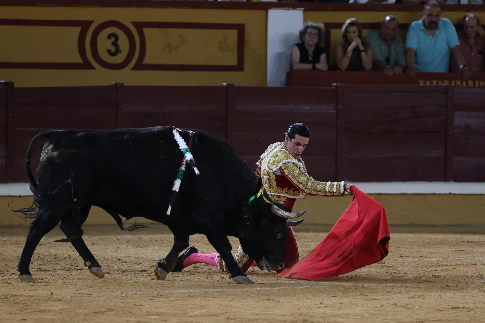 El diestro Alejandro Talavante con su segundo toro este miércoles durante el último festejo de la Feria de Badajoz, con reses de la ganadería de Daniel Ruiz. EFE/ Jero Morales
