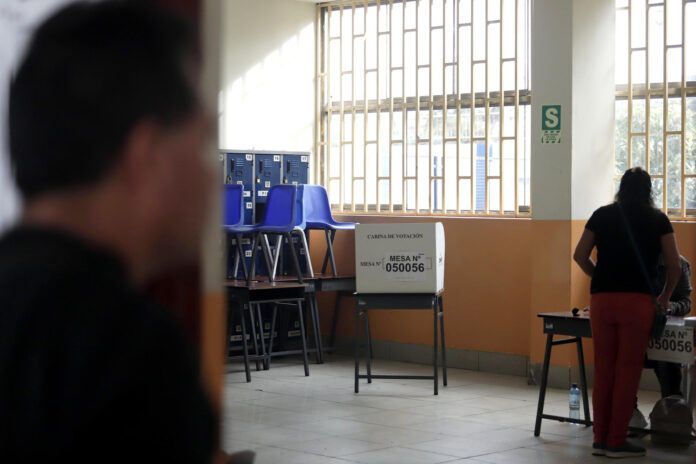 Fotografía de archivo de personas votando durante las elecciones presidenciales, en Lima (Perú). EFE/ Sebastián Blanco
