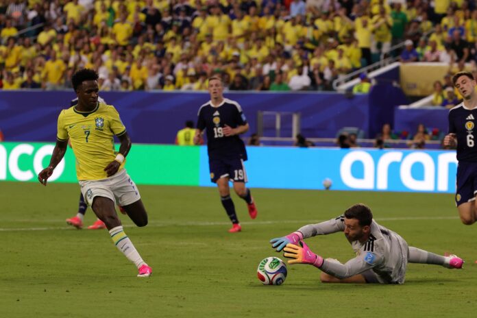 Vinicius Junior, de Brasil (L), anota el primero de sus cdos goles de este miércoles frente a Escocia en el Mundial 2026. EFE/EPA/CRISTOBAL HERRERA-ULASHKEVICH
