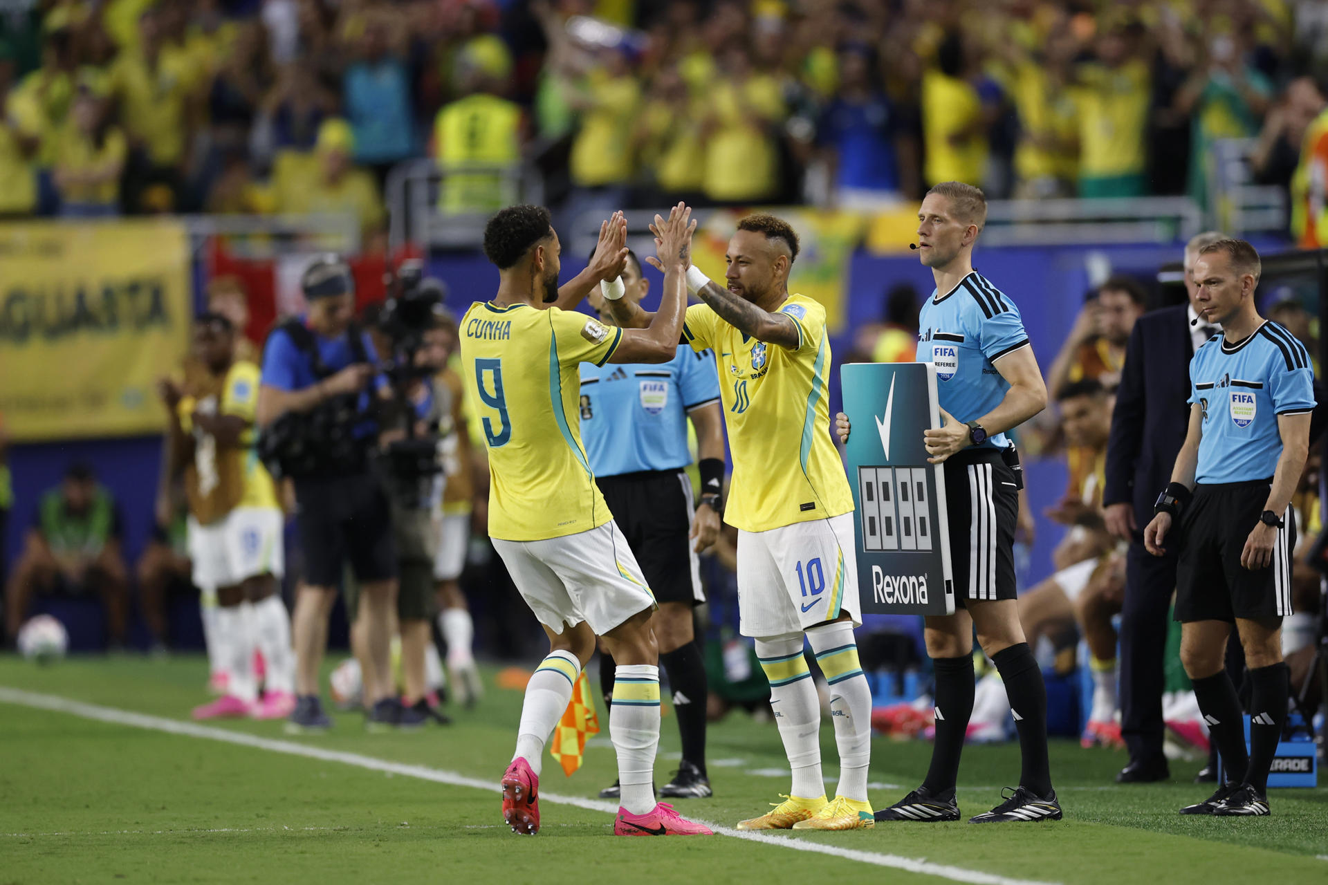 Momento del ingreso de Neymar (d) al partido de Brasil ante Escocia en el Mundial 2026. Es el primero que juega el '10' en este torneo. EFE/ Alberto Estevez
