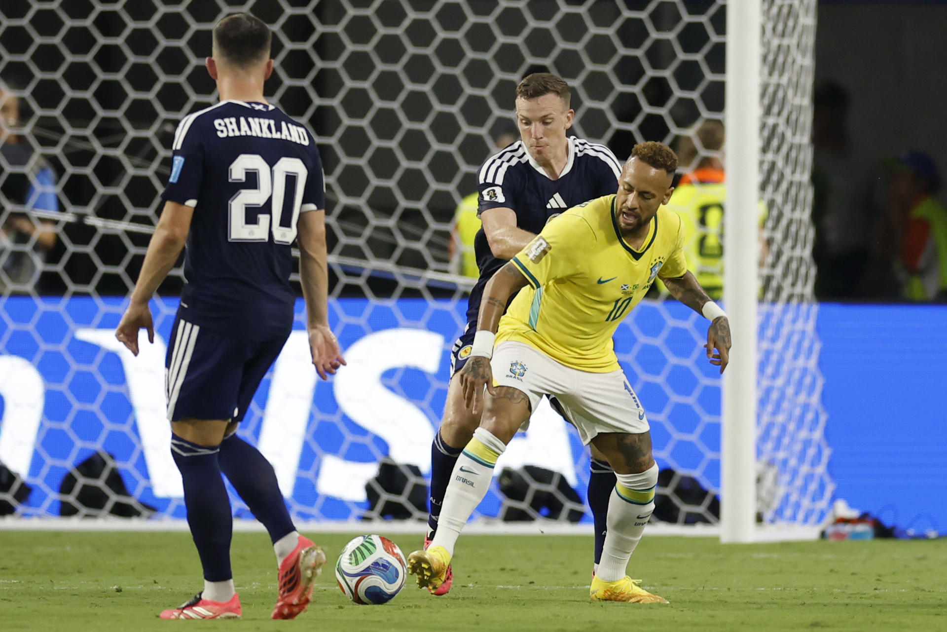 Lewis Ferguson (atrás), de Escocia, disputa el balón con Neymar, de Brasil, este miércoles en un partido del Grupo C del Mundial 2026. EFE/ Alberto Estevez
