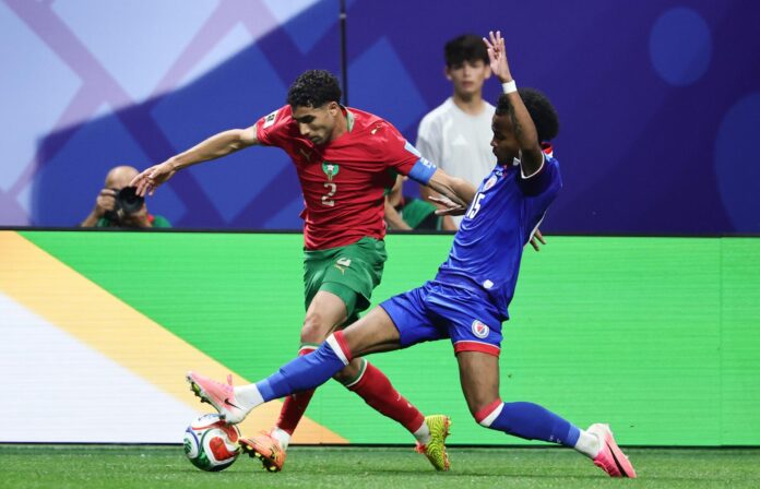 Achraf Hakimi, de Marruecos, (i) y Ruben Providence, de Haití, durante el último partido del Grupo C del Mundial 2026 en Atlanta. EFE/EPA/RONALD WITTEK
