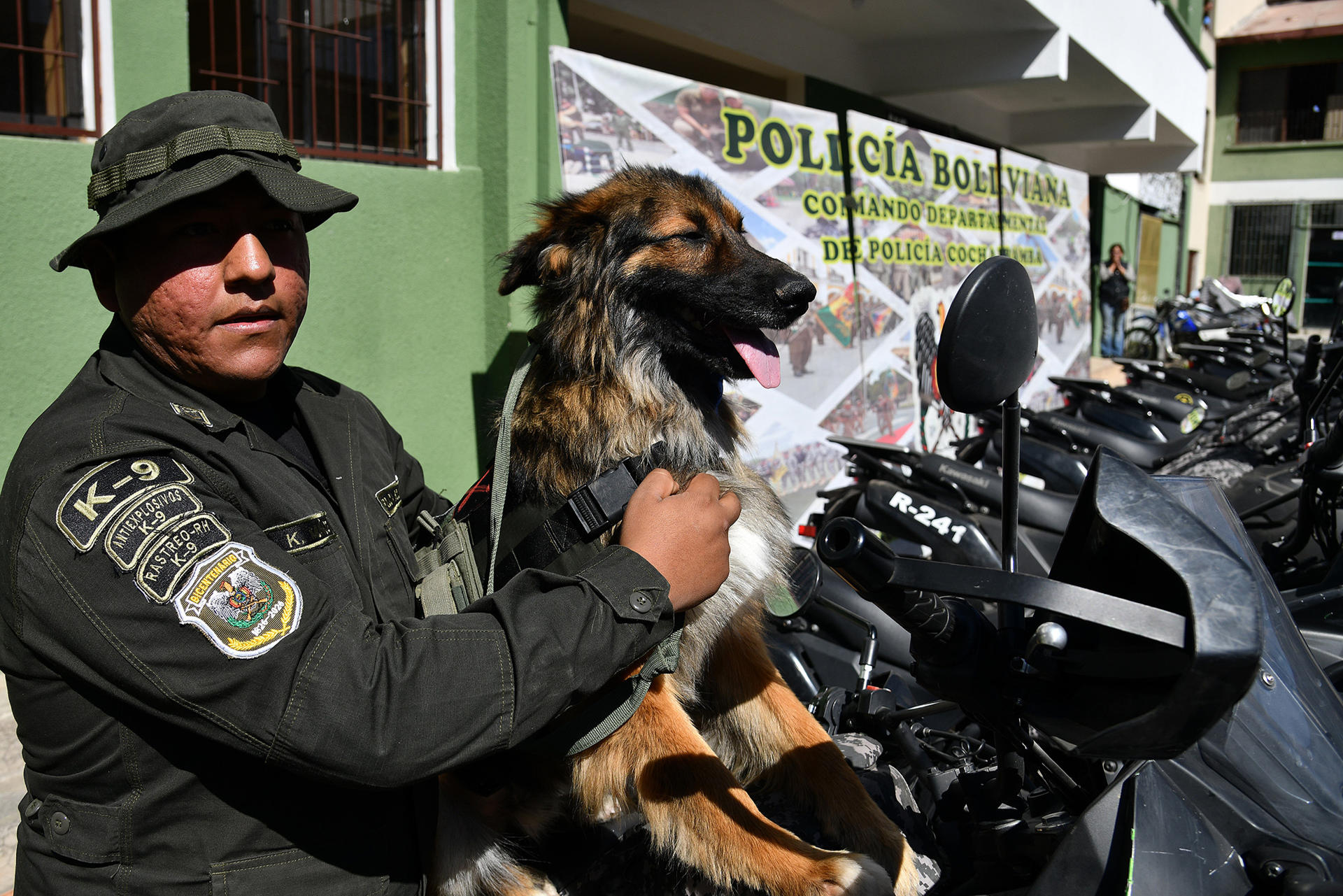 Un integrantes de la Policía Boliviana posa junto a Rex durante un acto de condecoración este miércoles, en Cochabamba (Bolivia).EFE/ Jorge Abrego
