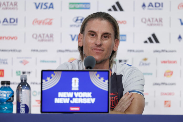 El seleccionador de Ecuador, Sebastián Beccacece, en una rueda de prensa este miércoles en el estadio New York/ New Jersey. EFE/Sebastiao Moreira
