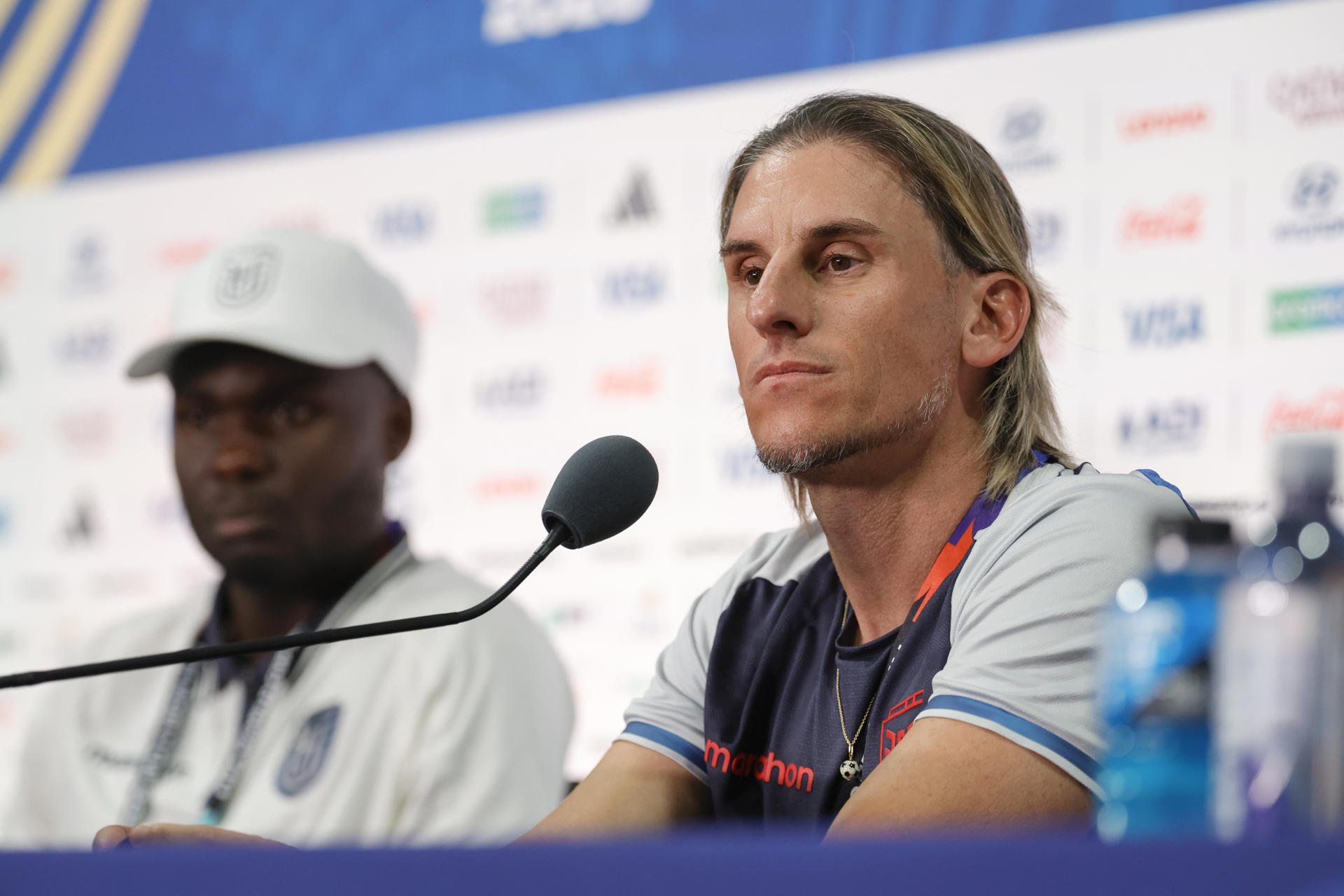 El seleccionador de Ecuador, Sebastián Beccacece, habla antes del partido con Alemania en el Mundial 2026 en Nueva Jersey. EFE/Sebastiao Moreira
