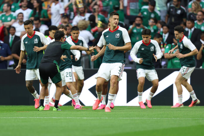 Jugadores de México participan en un calentamiento este miércoles, previo a un partido del grupo A del Mundial de la FIFA 2026 entre República Checa y México en el estadio Azteca en Ciudad de México (México). EFE/ Isaac Esquivel
