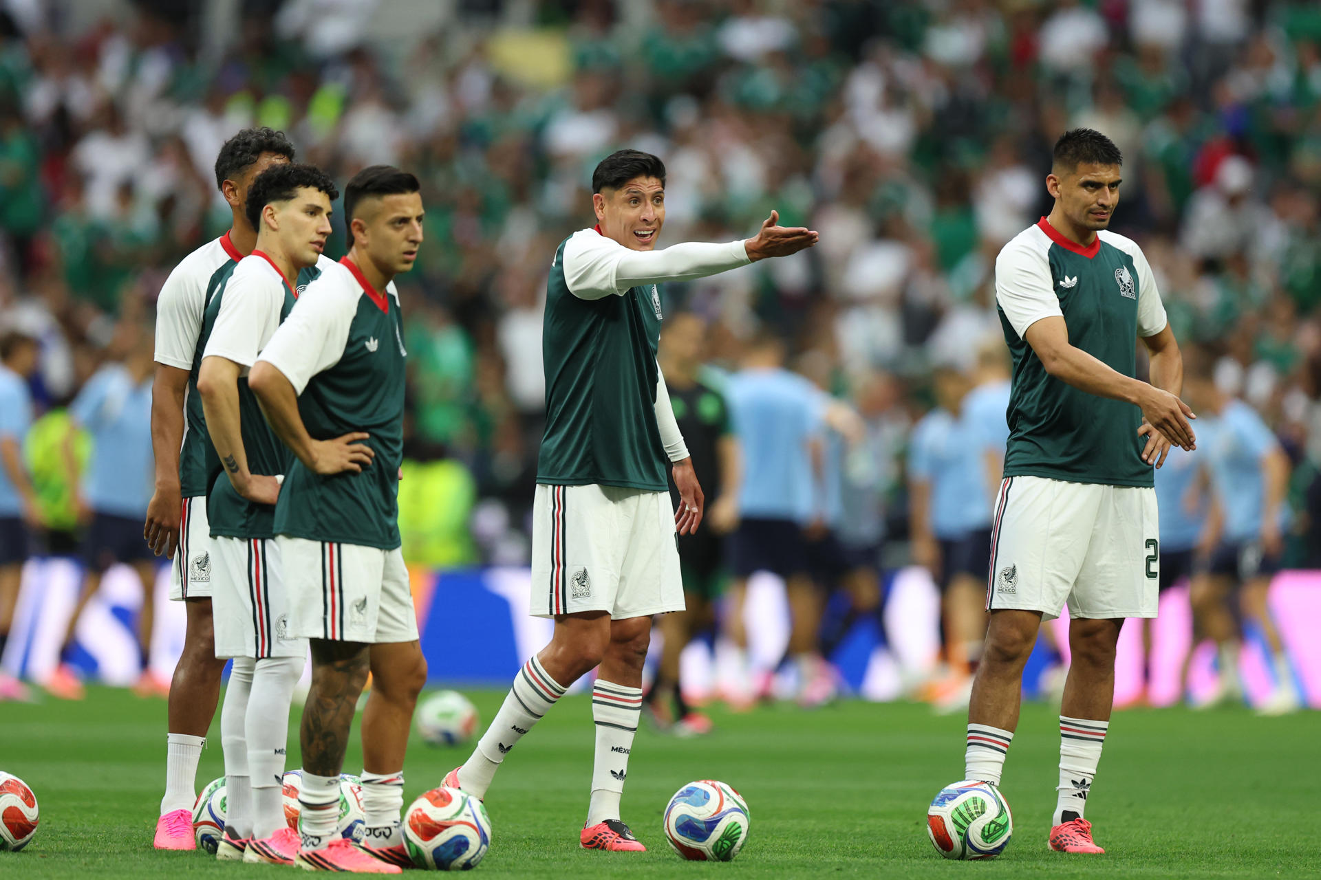 Jugadores de México participan en un calentamiento este miércoles, previo a un partido del grupo A del Mundial de la FIFA 2026 entre República Checa y México en el estadio Azteca en Ciudad de México (México). EFE/ Isaac Esquivel

