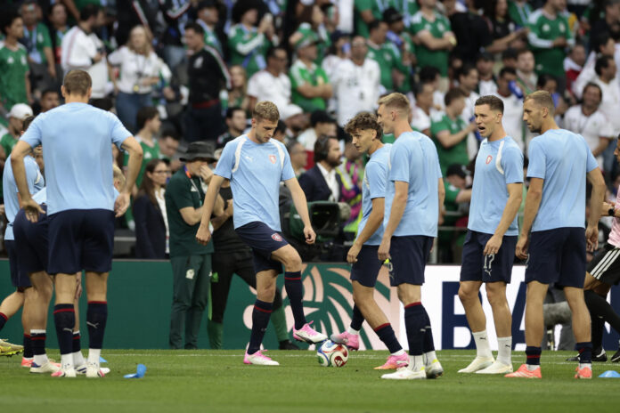 Jugadores de República Checa calientan este miércoles, previo a un partido del grupo A del Mundial de la FIFA 2026 entre República Checa y México en el estadio Azteca en Ciudad de México (México). EFE/ José Méndez
