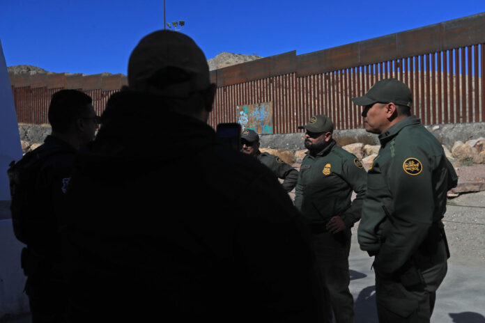 Agentes de la Policía Estatal y integrantes de la Patrulla Fronteriza de Estados Unidos realizan operativos de vigilancia en la frontera en Ciudad Juárez (México). Imagen de archivo. EFE/ Luis Torres
