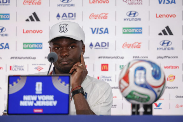 Jordy Caicedo, de Ecuador, reacciona durante una rueda de prensa en el estadio New York/New Jersey en East Rutherford, Nueva Jersey (Estados Unidos). EFE/Sebastião Moreira
